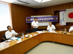 【お楽しみプレゼント】のﾙｰﾙ説明をするL渡辺