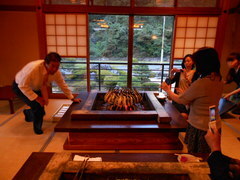 囲炉裏で焼かれる鮎の撮影会