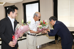 新幹事 L佐藤正一の初仕事　新入会員に花束贈呈