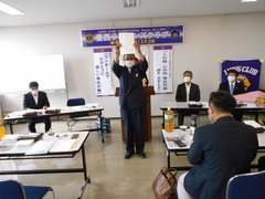 ＺＣの委嘱状を受け取るＬ早川昭光
