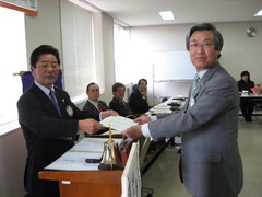 愛西市中央図書館への助成金贈呈