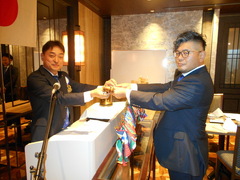 新会長へ槌を渡し新旧交代