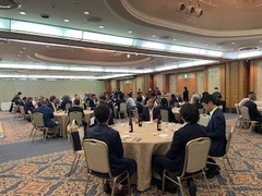 神妙な面持ちで話を聞く各クラブ員