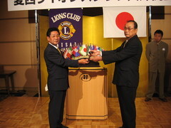 次期会長へ槌を手渡します