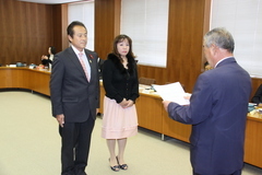 入会式に臨む山岡幹夫様と奥様