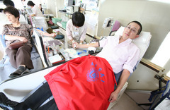 献血を行うＬ中島和彦