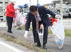 清掃活動を行う会長Ｌ佐藤　正