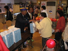 参加者に記念品を渡すクラブ員