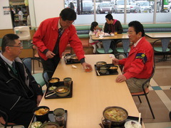 昼食はピアゴ勝幡店の中でいただきました