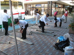 後片付けを行なうクラブ員