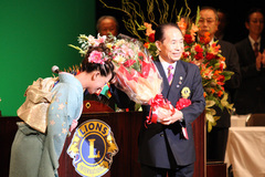 ガバナーＬ榎本舜治に愛西ライオンズクラブＬ加藤行春のお嬢様志津香さんから花束の贈呈を致しました。