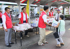 粗品を渡す幹事Ｌ山岸由典