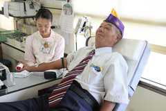 献血奉仕を行う会長Ｌ村上安徳