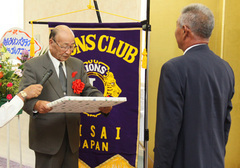 愛西市社会福祉協議会　会長 浅井寛様から感謝状を受ける会長Ｌ村上安徳