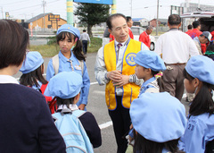 ガールスカウトの子どもたちに今日の清掃活動の意義をやさしく説明をするガバナーＬ榎本舜治