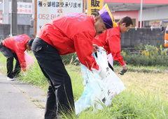 目線の先には、ごみが！Ｌ伊藤治昌、Ｌ中島一彦両名の真剣さがここにある！