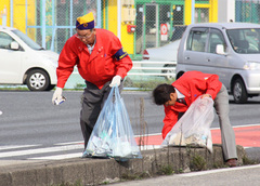 危険を顧みず中央分離帯を清掃するＬ野田幸雄とＬ吉川誠