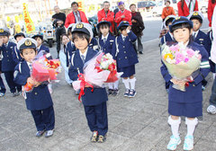 花束贈呈　天王幼稚園　園児さん