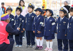 大きな声で交通安全宣言をしてくれた。天王幼稚園 園児さん