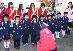 元気よく！交通安全宣言をする天王幼稚園　園児さん