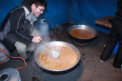 夕食のカレーを作るボーイスカウト