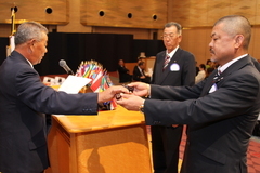 会長L村上安徳から次期会長伊藤治昌に槌が手渡されました。