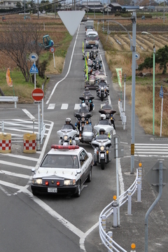 愛西市立八輪小学校付近をパトカーを先導に進むパレード隊