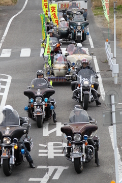 歩道橋の上からカメラを向け撮影、ハーレーの『こころ』の唸りがファインダーを通して体に伝わってきました。改めて交通安全を祈ります。