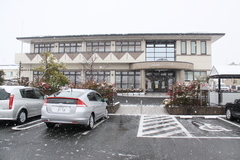 雪が舞う永和地区防災コミュニティセンター
