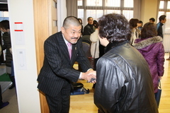 講師の外川先生にお礼の言葉と共に握手を交わす会長Ｌ伊藤治昌