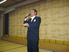 懇親会の司会は計画委員長のＬ山岡幹雄