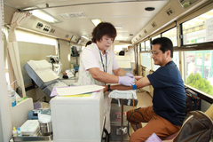 献血車での採血風景