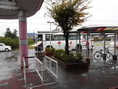 台風の中　献血車到着