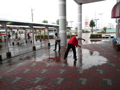 水たまりを書き出す幹事Ｌ篠邉時夫