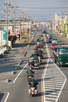 国道155号を北へ　夕日もさえ　感動のパレード