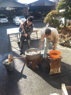 一生懸命餅つき中2