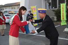 ミス交通安全にはお土産を