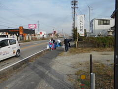 ゴミを拾うガールスカウトの方々