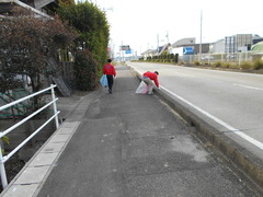 ゴミを拾うクラブ員