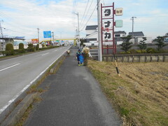 ゴミを拾うボーイスカウトのみんな