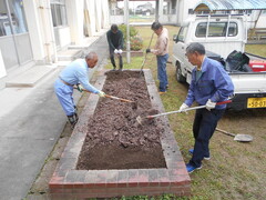 花壇を耕すクラブ員