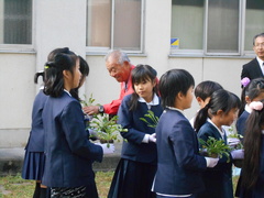 児童の代表に植栽してもらいます