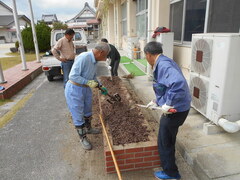 花壇を耕すところから始まります