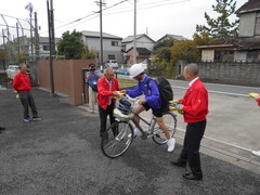 リーフレットと絆創膏を手渡すクラブ員②