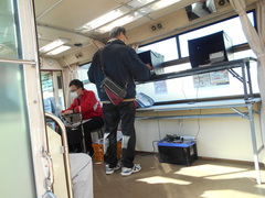 受付は車両の中で