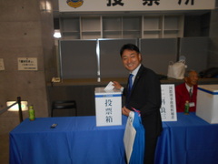 投票を行うL清水隆治