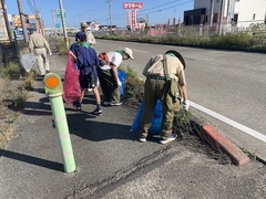 ゴミを拾うボーイスカウトたち