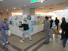 佐織公民館に展示準備中