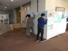 佐織公民館に展示準備中②
