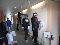文化会館への展示準備中
